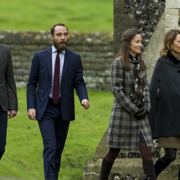 Pippa Middleton et son fiancé James Matthews avec Michael, Carole et James Middleton lors de la messe de Noël, le 25 décembre 2016, à Englefield dans le Berkshire, où sera célébré leur mariage le 20 mai 2017.