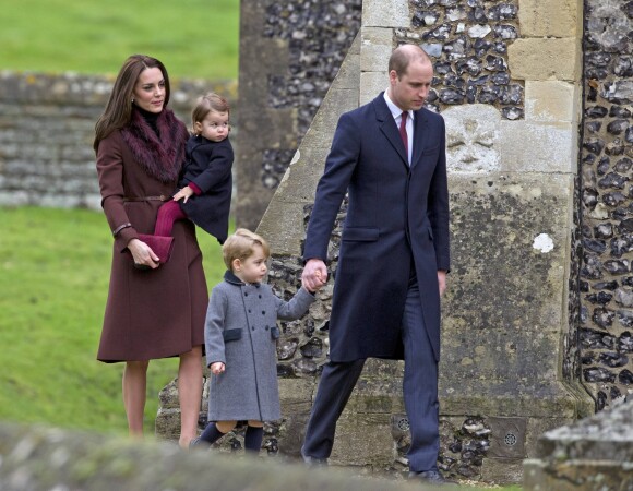 Kate Middleton et le prince William avec leurs enfants lors de la messe de Noël, le 25 décembre 2016, à Englefield dans le Berkshire, où sera célébré le mariage de Pippa et James Matthews le 20 mai 2017.