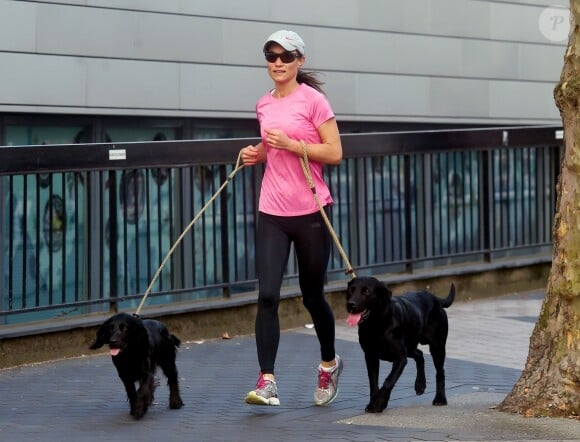 A quelques semaines de son mariage, Pippa Middleton entretient sa silhouette, comme lors de cette séance de running avec ses chiens le 16 mars 2017 à Londres, dans les parages de la maison de South Kensington où elle vit avec son fiancé James Matthews.