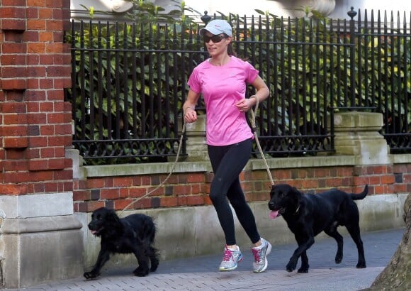 A quelques semaines de son mariage, Pippa Middleton entretient sa silhouette, comme lors de cette séance de running avec ses chiens le 16 mars 2017 à Londres, dans les parages de la maison de South Kensington où elle vit avec son fiancé James Matthews.