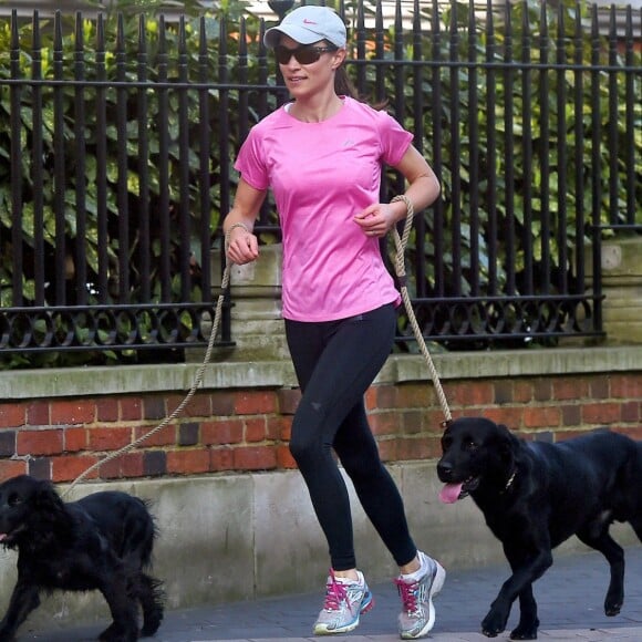 A quelques semaines de son mariage, Pippa Middleton entretient sa silhouette, comme lors de cette séance de running avec ses chiens le 16 mars 2017 à Londres, dans les parages de la maison de South Kensington où elle vit avec son fiancé James Matthews.