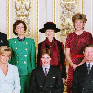 La princesse Diana et le prince Charles avec Harry et William et la famille royale britannique en mars 1997.