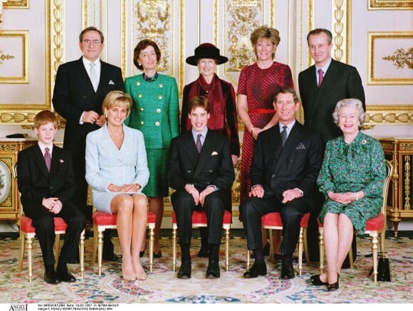 La princesse Diana et le prince Charles avec Harry et William et la famille royale britannique en mars 1997.