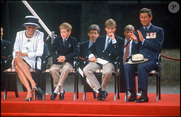 La princesse Diana et le prince Charles avec les princes Harry et William lors des commémorations du 50e anniversaire de la victoire des Alliés en août 1995 à Londres.
