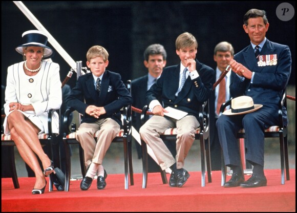La princesse Diana et le prince Charles avec les princes Harry et William lors des commémorations du 50e anniversaire de la victoire des Alliés en août 1995 à Londres.