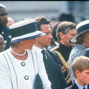 La princesse Diana et le prince Charles avec les princes Harry et William lors des commémorations du 50e anniversaire de la victoire des Alliés en août 1995 à Londres.