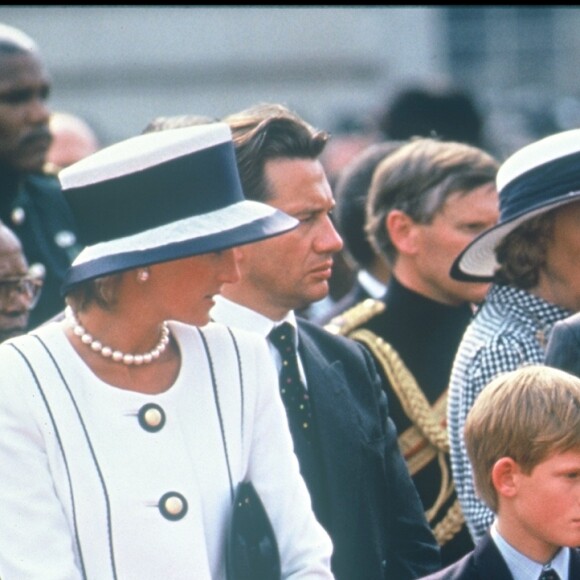 La princesse Diana et le prince Charles avec les princes Harry et William lors des commémorations du 50e anniversaire de la victoire des Alliés en août 1995 à Londres.