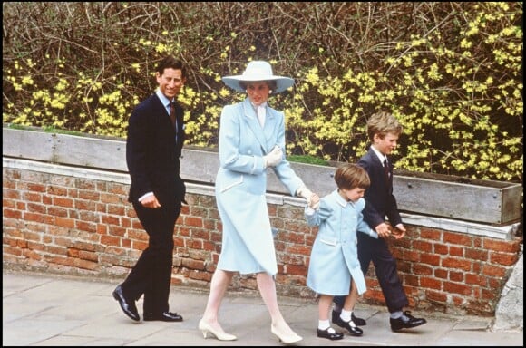 La princesse Diana et le prince Charles avec leur neveu Peter Phillips et leur nièce Zara Phillips en 1981.
