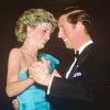 La princesse Diana et le prince Charles dansant, photo d'archives 1985.