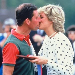 La princesse Diana et le prince Charles, auquel elle remet un prix au terme d'un match de polo, en juin 1987.