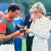 La princesse Diana et le prince Charles, auquel elle remet un prix au terme d'un match de polo, en juin 1987.