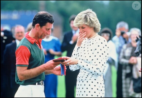 La princesse Diana et le prince Charles, auquel elle remet un prix au terme d'un match de polo, en juin 1987.