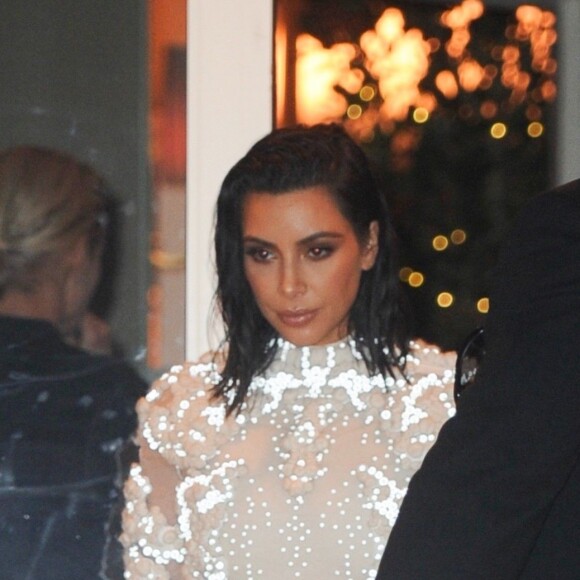 Kim Kardashian quitte à la soirée des Fashion Los Angeles Awards, organisée le 2 avril 2017.