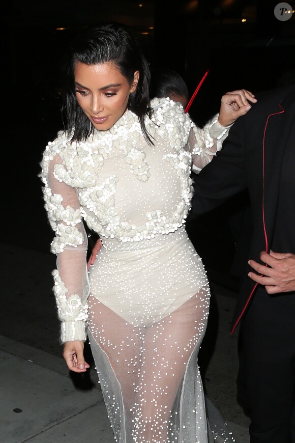 Kim Kardashian arrive au restaurant Mr Chow à Los Angeles le 2 avril 2017.