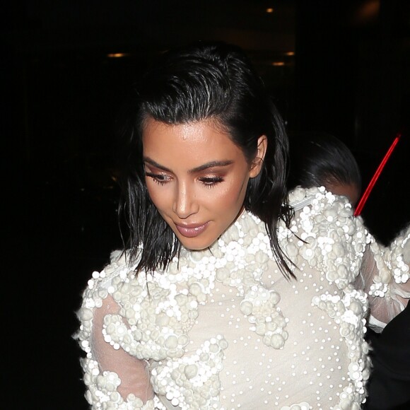 Kim Kardashian arrive au restaurant Mr Chow à Los Angeles le 2 avril 2017.