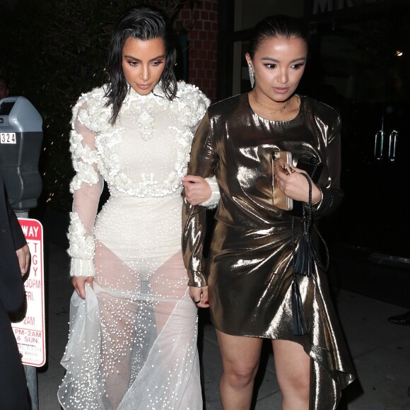 Kim Kardashian arrive avec une amie au restaurant Mr Chow à Los Angeles le 2 avril 2017.
