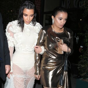 Kim Kardashian arrive avec une amie au restaurant Mr Chow à Los Angeles le 2 avril 2017.