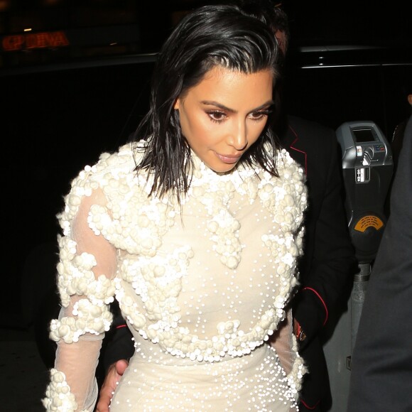 Kim Kardashian arrive au restaurant Mr Chow à Los Angeles le 2 avril 2017.