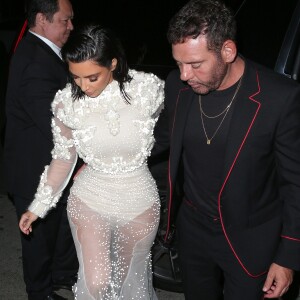 Kim Kardashian arrive avec une amie au restaurant Mr Chow à Los Angeles le 2 avril 2017.