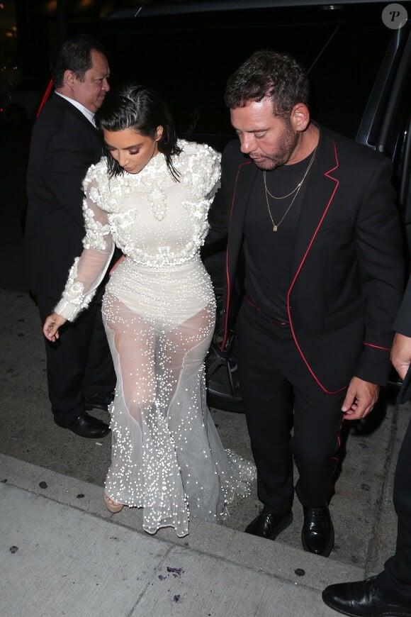 Kim Kardashian arrive avec une amie au restaurant Mr Chow à Los Angeles le 2 avril 2017.
