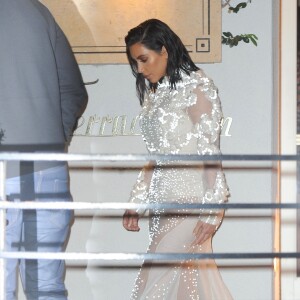 Kim Kardashian quitte à la soirée des Fashion Los Angeles Awards, organisée le 2 avril 2017.