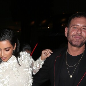 Kim Kardashian arrive avec une amie au restaurant Mr Chow à Los Angeles le 2 avril 2017.