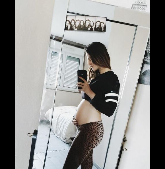 Julia Flabat dévoile son ventre arrondi sur Instagram, 2017