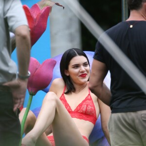 Kendall Jenner pose en lingerie lors d'une séance photo à Miami le 12 mars 2017.