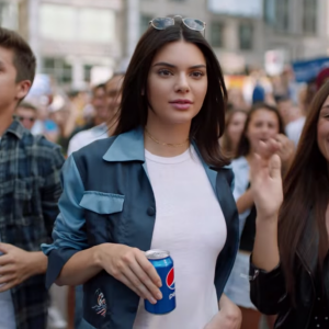 Kendall Jenner dans la nouvelle publicité pour Pepsi, diffusée le 4 avril 2017