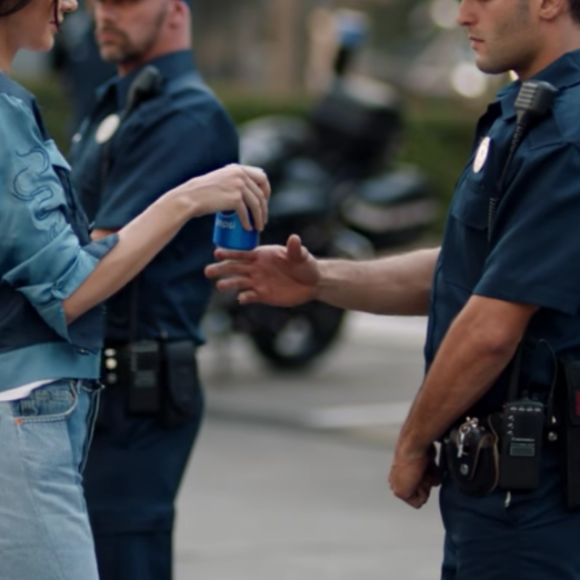 Kendall Jenner dans la nouvelle publicité pour Pepsi, diffusée le 4 avril 2017