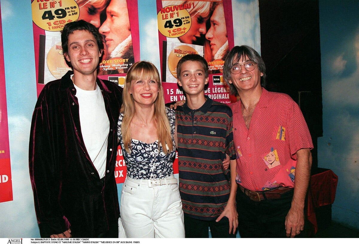 Photo : Stone avec son fils Baptiste et son mari Mario avec son fils Maxime  à Paris le 2 septembre 1998. - Purepeople