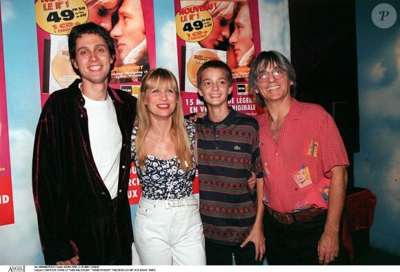 Stone avec son fils Baptiste et son mari Mario avec son fils Maxime à Paris le 2 septembre 1998.