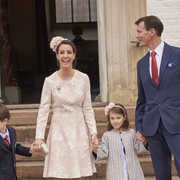 La princesse Marie et le prince Joachim de Danemark avec leurs enfants le prince Henrik et la princesse Athena lors de la confirmation du prince Felix de Danemark en la chapelle du palais de Fredensborg le 1er avril 2017.