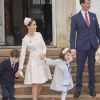 La princesse Marie et le prince Joachim de Danemark avec leurs enfants le prince Henrik et la princesse Athena lors de la confirmation du prince Felix de Danemark en la chapelle du palais de Fredensborg le 1er avril 2017.