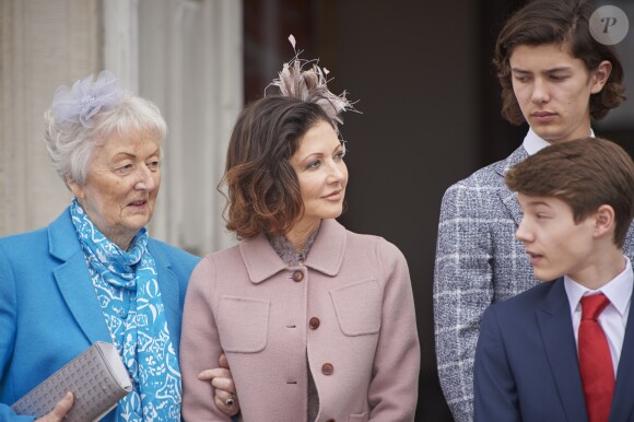 Le prince Felix de Danemark entouré de sa grand-mère Christa Manley, sa mère la comtesse Alexandra de Frederiksborg et son frère le prince Nikolai lors de sa confirmation en la chapelle du palais de Fredensborg le 1er avril 2017.