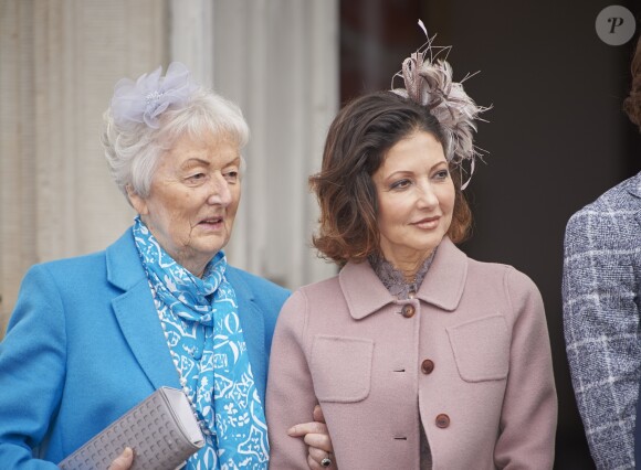 La comtesse Alexandra de Frederiksborg et sa mère Christa Manley lors de la confirmation de leur fils et petit-fils le prince Felix de Danemark en la chapelle du palais de Fredensborg le 1er avril 2017.