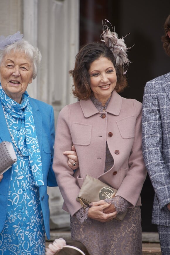 La comtesse Alexandra de Frederiksborg et sa mère Christa Manley lors de la confirmation de leur fils et petit-fils le prince Felix de Danemark en la chapelle du palais de Fredensborg le 1er avril 2017.