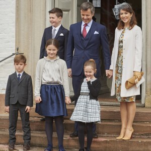 Le prince Frederik et la princesse Mary de Danemark, avec leurs enfants Christian, Vincent, Isabella et Josephine, lors de la confirmation de leur neveu le prince Felix de Danemark en la chapelle du palais de Fredensborg le 1er avril 2017.