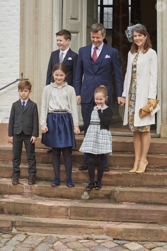 Le prince Frederik et la princesse Mary de Danemark, avec leurs enfants Christian, Vincent, Isabella et Josephine, lors de la confirmation de leur neveu le prince Felix de Danemark en la chapelle du palais de Fredensborg le 1er avril 2017.
