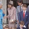 La comtesse Alexandra de Frederiksborg, sa mère Christa Manley, son fils aîné le prince Nikolai et (au premier plan) la princesse Athena et le prince Henrik lors de la confirmation du prince Felix de Danemark (costume bleu, cravate rouge) en la chapelle du palais de Fredensborg le 1er avril 2017.