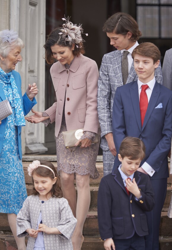 La comtesse Alexandra de Frederiksborg, sa mère Christa Manley, son fils aîné le prince Nikolai et (au premier plan) la princesse Athena et le prince Henrik lors de la confirmation du prince Felix de Danemark (costume bleu, cravate rouge) en la chapelle du palais de Fredensborg le 1er avril 2017.