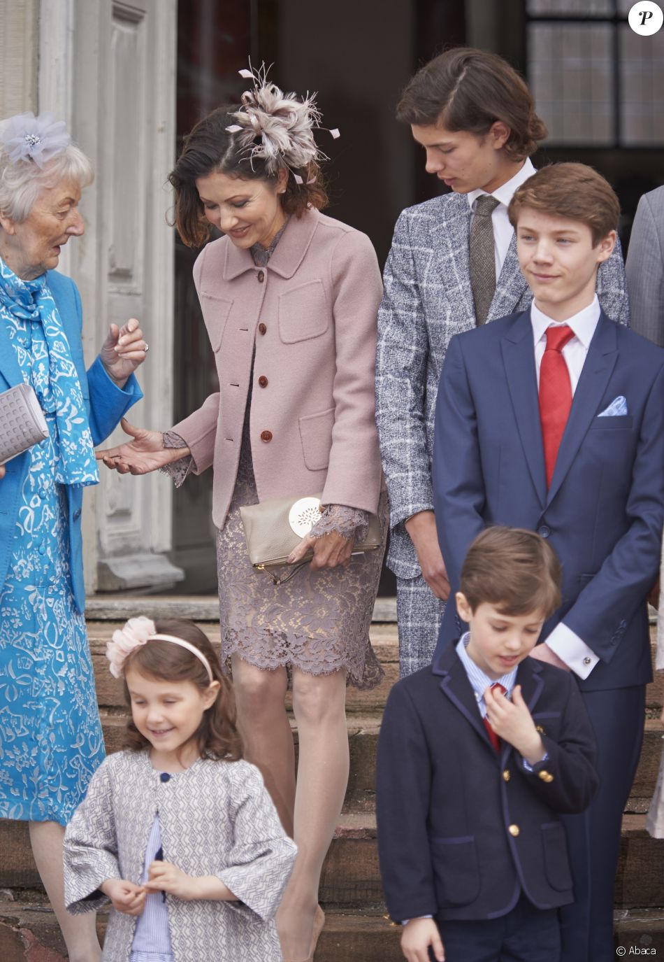  La comtesse Alexandra de Frederiksborg, sa mère Christa Manley, son fils aîné le prince Nikolai et (au premier plan) la princesse Athena et le prince Henrik lors de la confirmation du prince Felix de Danemark (costume bleu, cravate rouge) en la chapelle du palais de Fredensborg le 1er avril 2017. 