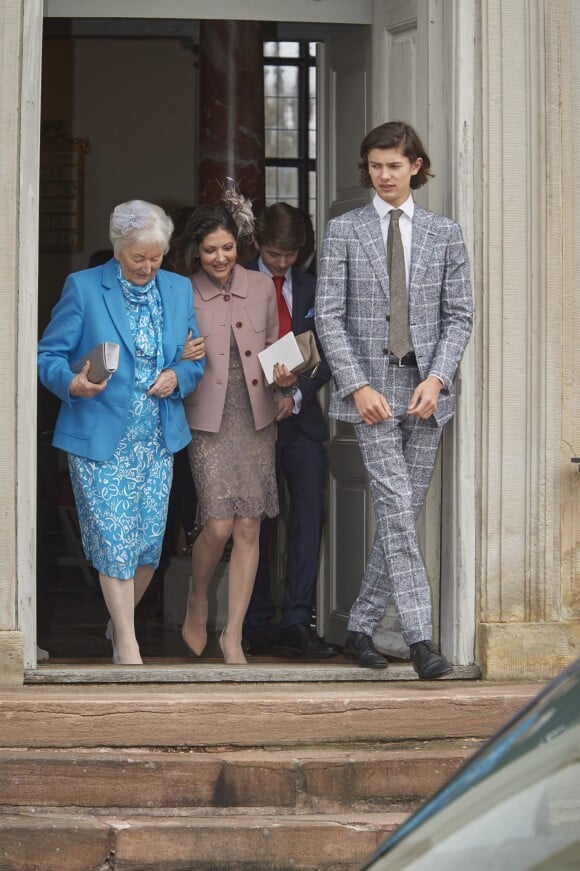 La comtesse Alexandra de Frederiksborg, sa mère Christa Manley, son fils aîné le prince Nikolai et (au second plan) son fils cadet le prince Felix de Danemark lors de la confirmation de ce dernier en la chapelle du palais de Fredensborg le 1er avril 2017.