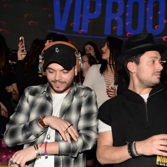 Exclusif - L'humoriste et acteur français Kev Adams soutient son petit frère Noam qui mixe dans la boîte de nuit le VIP Room à Paris, France, le 22 mars 2017. © Rachid Bellak/Bestimage