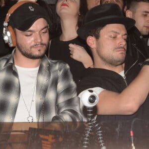 Exclusif - L'humoriste et acteur français Kev Adams soutient son petit frère Noam qui mixe dans la boîte de nuit le VIP Room à Paris, France, le 22 mars 2017. © Rachid Bellak/Bestimage