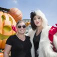 La chanteuse Kelly Clarkson a Disneyland resort avec CCruella d'Enfer (La méchante femme des 101 dalmatiens) pour célèbre (en avance) Halloween à Anaheim, Californie, Etats-Unis, le 21 septembre 2016.