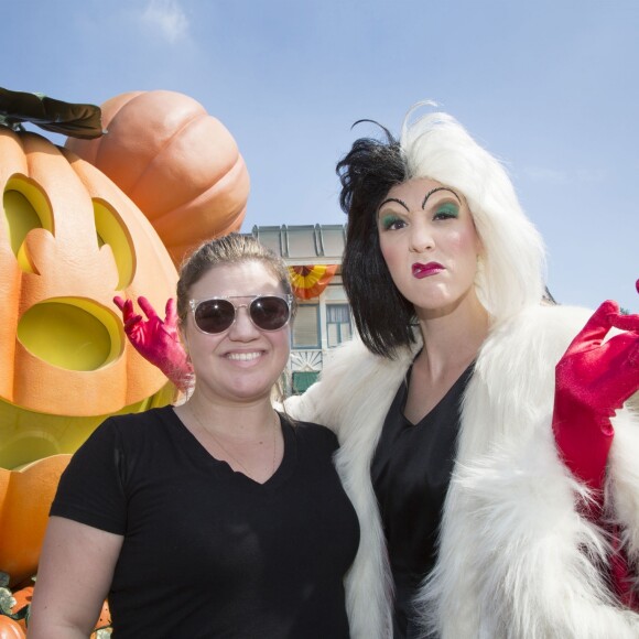 La chanteuse Kelly Clarkson a Disneyland resort avec CCruella d'Enfer (La méchante femme des 101 dalmatiens) pour célèbre (en avance) Halloween à Anaheim, Californie, Etats-Unis, le 21 septembre 2016.