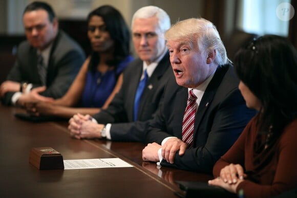 Le président Donald Trump, son vice-président Mike Pence et Omarosa Manigault à la Maison Blanche. Washington, le 22 mars 2017.