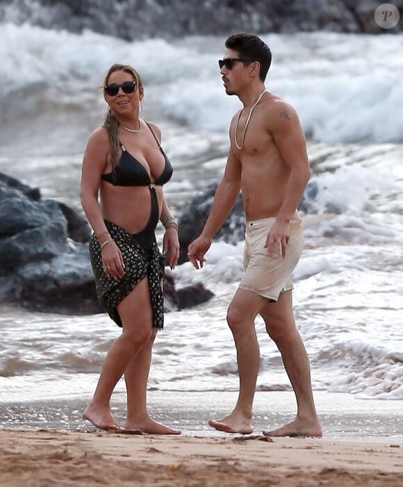 Exclusif - Mariah Carey et son compagnon le chorégraphe Bryan Tanaka s'embrassent et s'amusent sur la plage à Hawaii, le 28 novembre 2016.