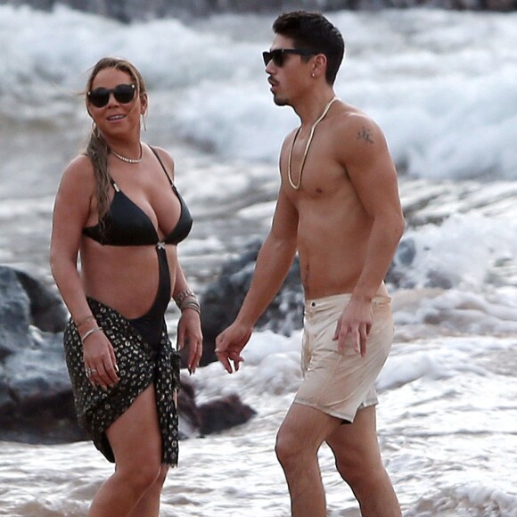 Exclusif - Mariah Carey et son compagnon le chorégraphe Bryan Tanaka s'embrassent et s'amusent sur la plage à Hawaii, le 28 novembre 2016.